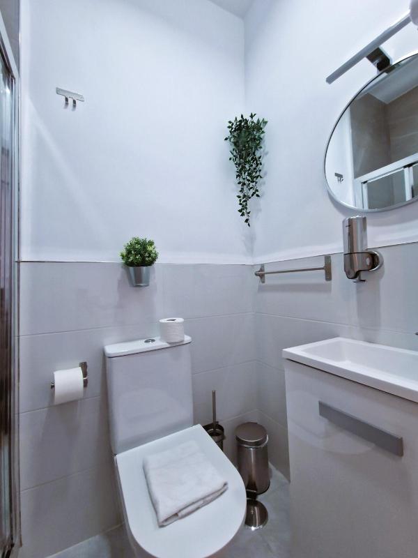 Single Room with Private Bathroom image 3