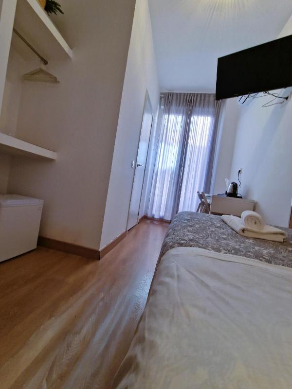 Single Room with Private Bathroom image 4