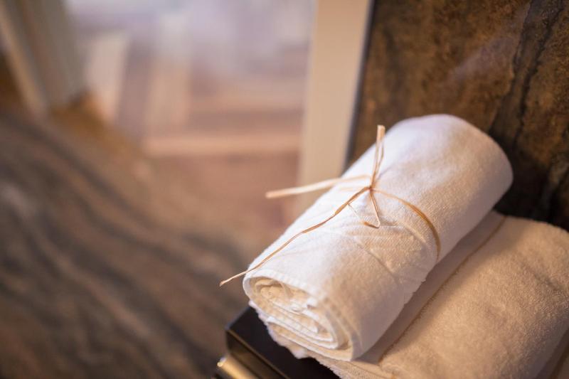 Queen Suite Corner Canal View with Turkish Bath image 3