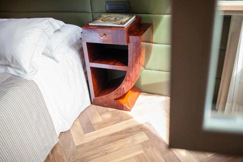 Queen Suite with Canal View and Turkish Bath image 2