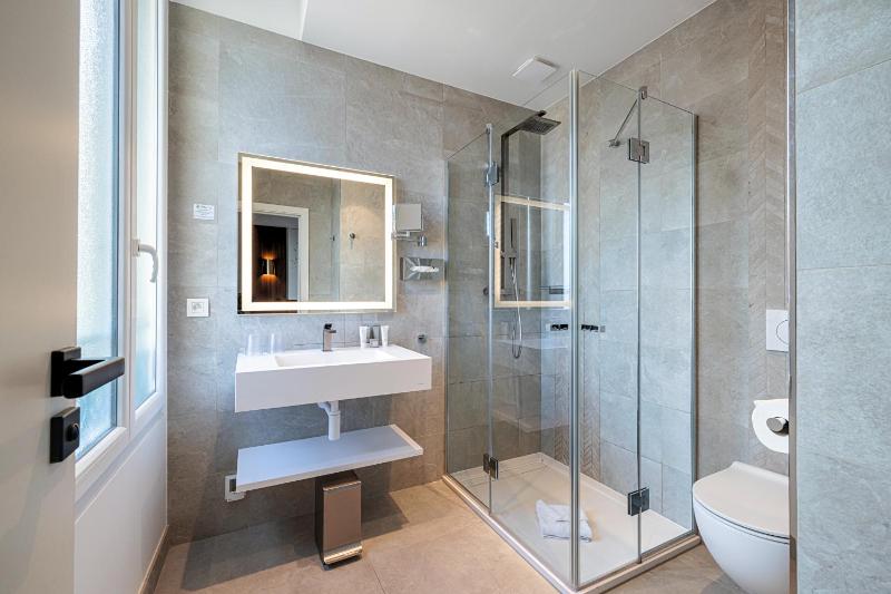 Superior Twin Room image 4