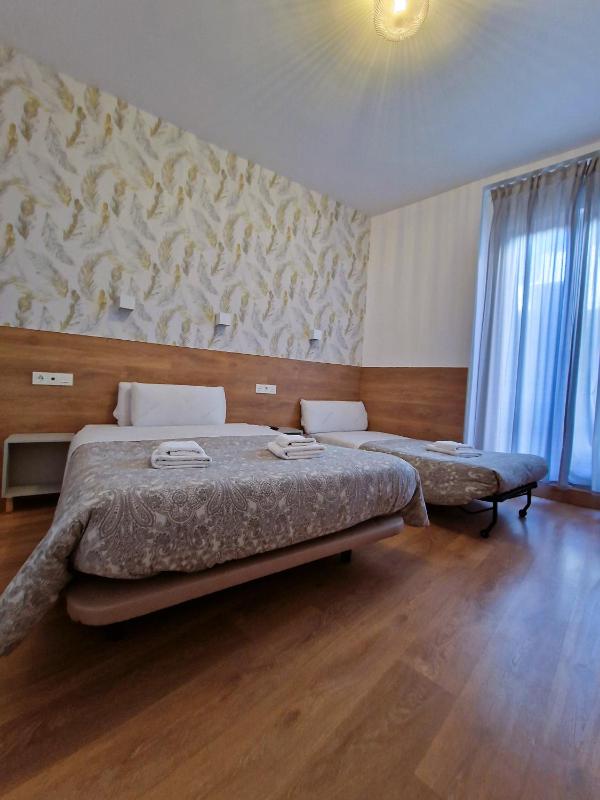 Double Room with Extra Bed image 1