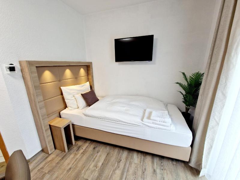 Triple Room with Private Bathroom image 3
