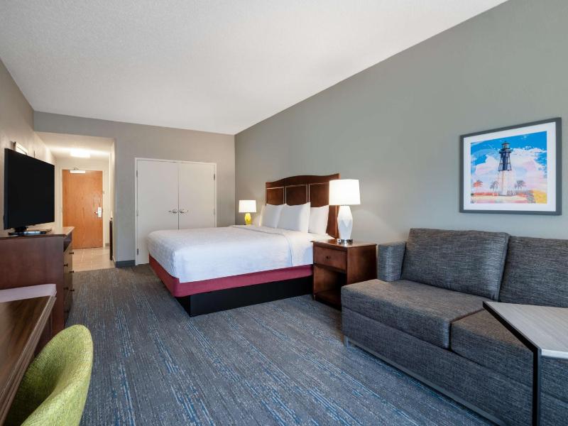 King Suite with Sofa Bed - Non-Smoking image 3