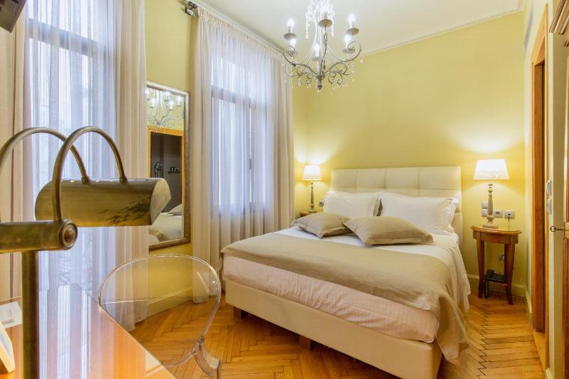 Classic Double Room with Balcony image 4