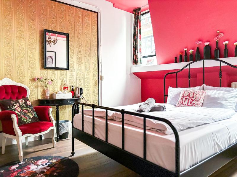 Double Room with Shared Bathroom image 1