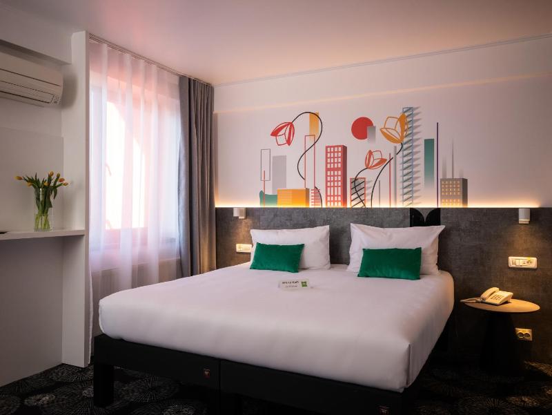 Standard Double Room with Balcony image 3