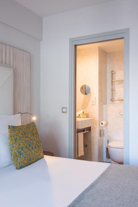 Double or Twin Room courtyard view or street view image 4