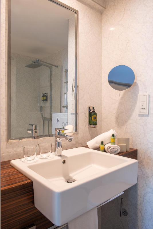 Junior Suite with Eiffel Tower View image 2