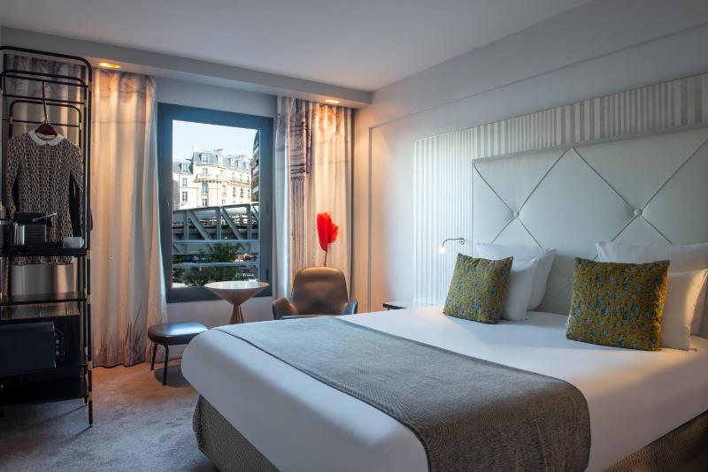 Double Room with Eiffel Tower View – 3rd and 4th floor image 3