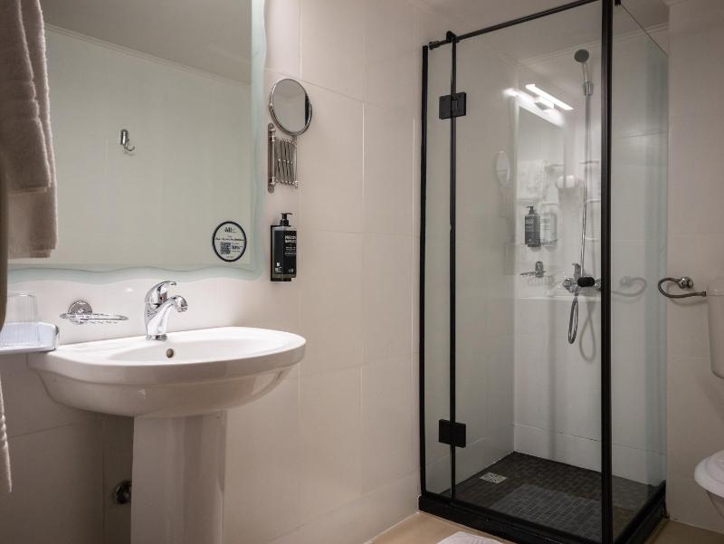 Standard Double Room image 4