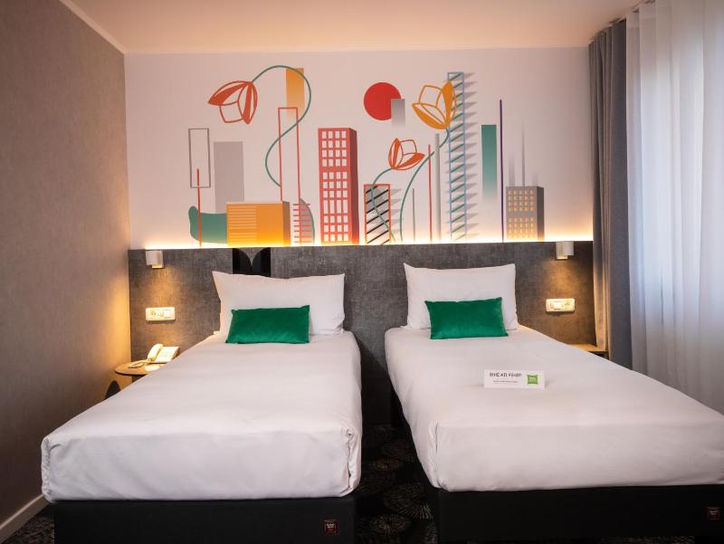 Standard Twin Room with Balcony image 1