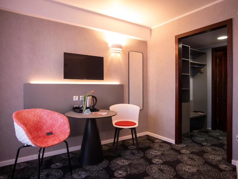 Standard Twin Room with Balcony image 4