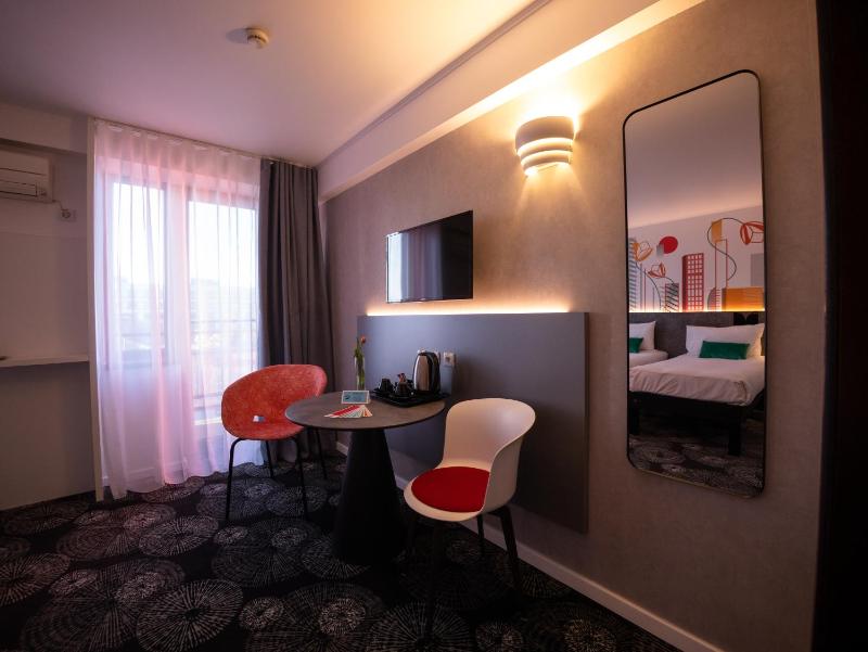 Standard Twin Room with Balcony image 3