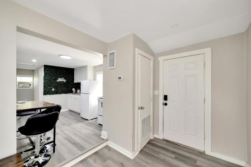 Tampa Bliss Comfy 2 Bedroom Apartment - image 9