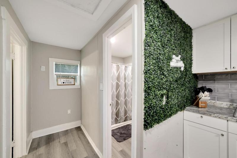 Tampa Bliss Comfy 2 Bedroom Apartment - image 2