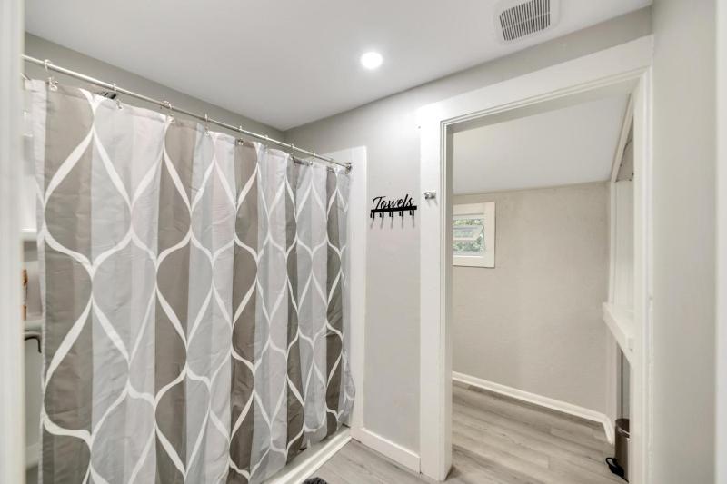 Tampa Bliss Comfy 2 Bedroom Apartment - image 4