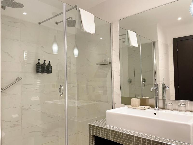Premium King Room image 4