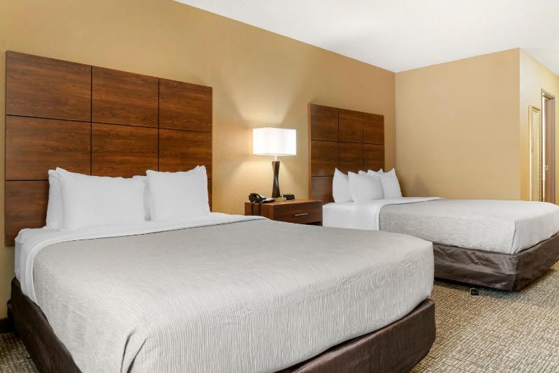 Standard Queen Room with Two Queen Beds - Non Smoking  image 3