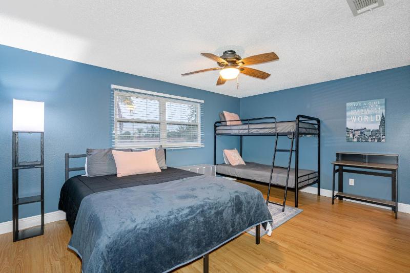 Tranquil Retreat with Huge Pool Near Tampa International Airport - image 22
