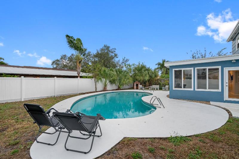 Tranquil Retreat with Huge Pool Near Tampa International Airport - image 18