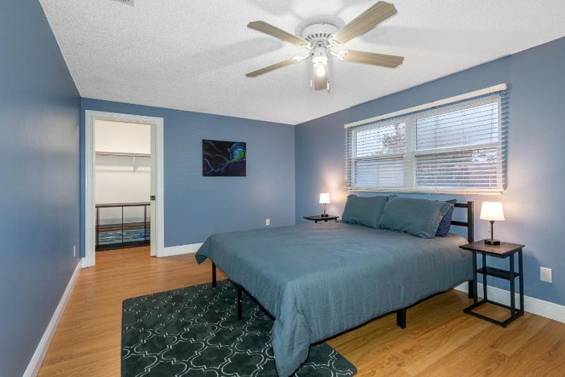 Tranquil Retreat with Huge Pool Near Tampa International Airport - image 17