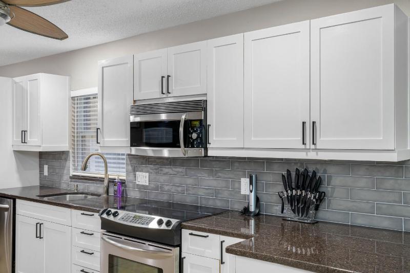 Tranquil Retreat with Huge Pool Near Tampa International Airport - image 2