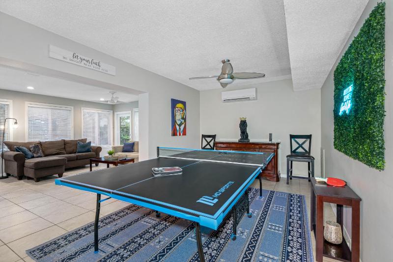 Tranquil Retreat with Huge Pool Near Tampa International Airport - image 9