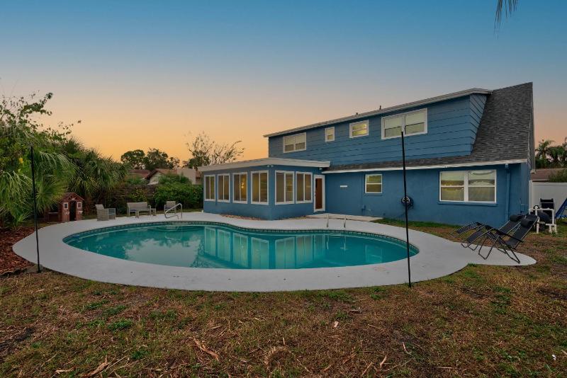Tranquil Retreat with Huge Pool Near Tampa International Airport - image 4