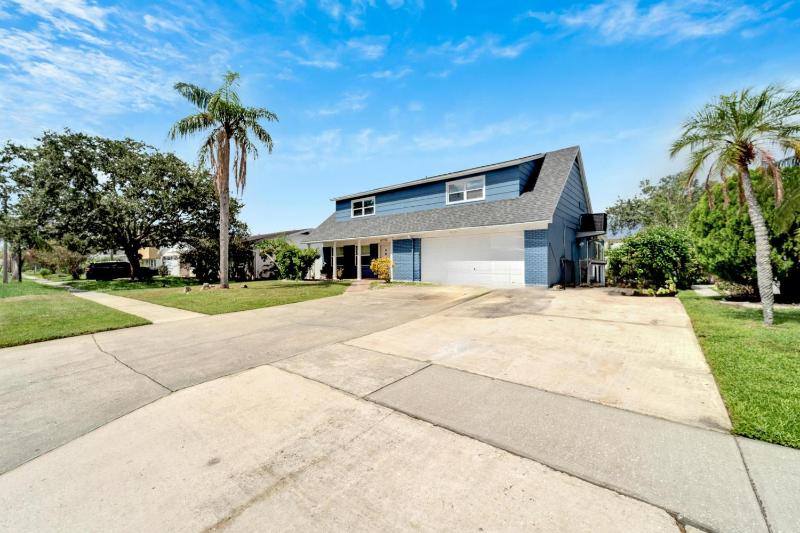 Tranquil Retreat with Huge Pool Near Tampa International Airport - image 12