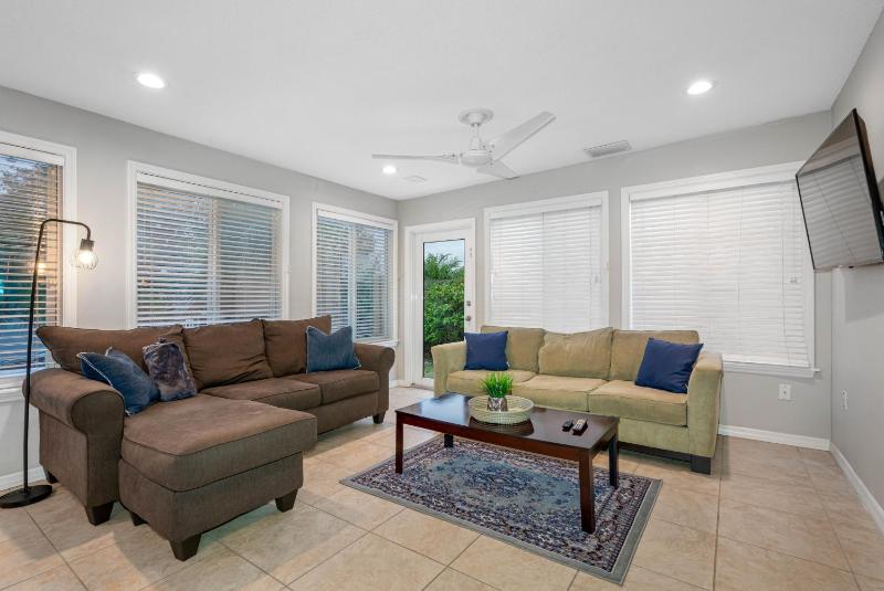 Tranquil Retreat with Huge Pool Near Tampa International Airport - image 19