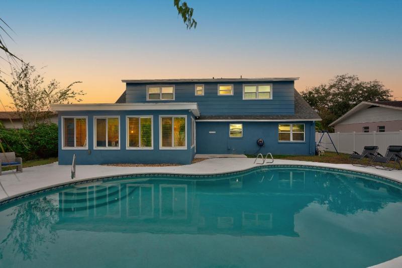 Tranquil Retreat with Huge Pool Near Tampa International Airport - image 13