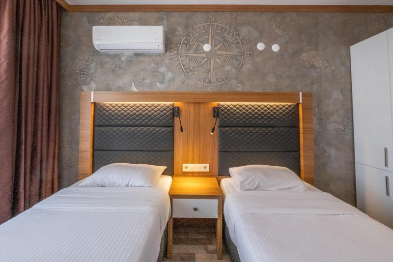 Standard Twin Room with Land View image 3