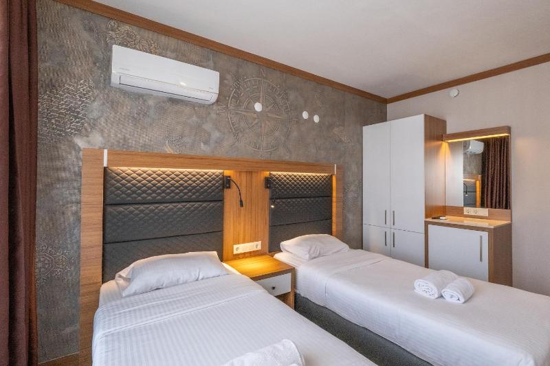 Standard Twin Room with Land View image 4