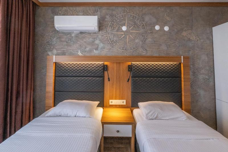 Standard Twin Room with Land View image 2