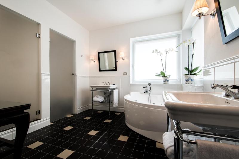 Penthouse Suite with Balcony image 3