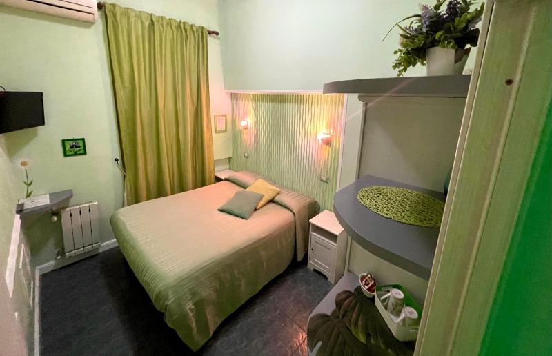 Small Double Room image 3