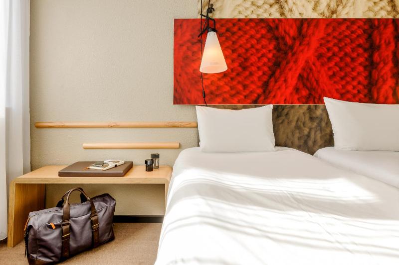 Standard Twin Room image 3