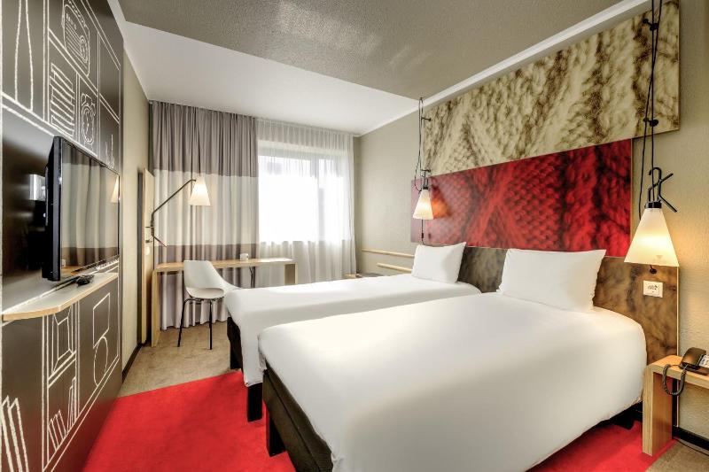 Standard Twin Room image 2