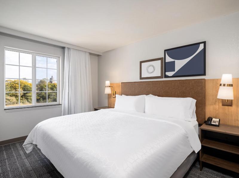 One-Bedroom Queen Suite with River View image 1