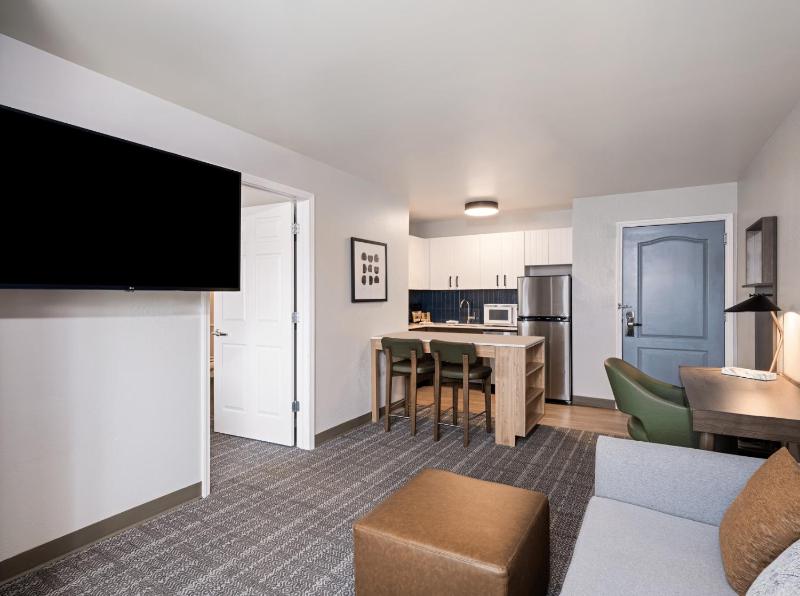 One Bedroom Suite with One Queen Bed image 3