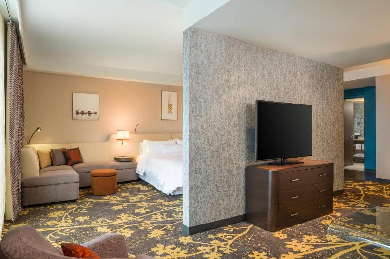 Junior Suite, 1 King, City view image 3