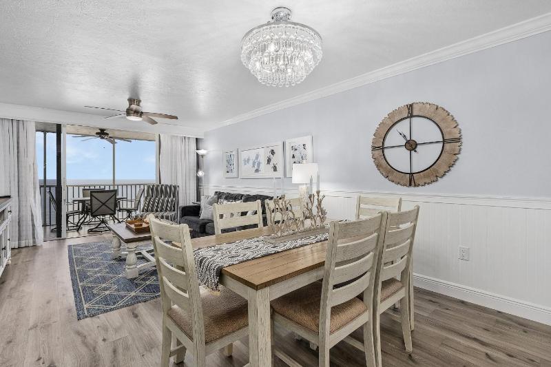 Beach Villas 405 Beachfront Bliss- Gulf Views Pool Sleeps 6! - image 8