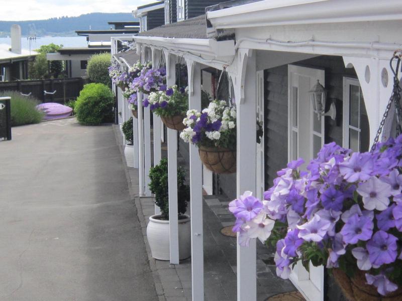 Cottage Mews Motel - image 31