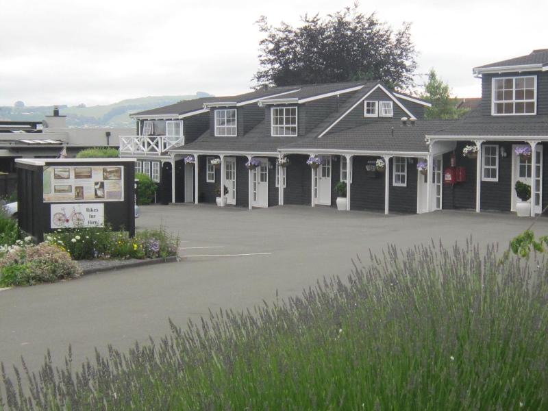 Cottage Mews Motel - image 26