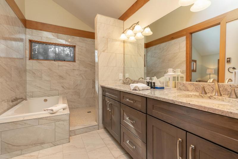 Grand Antler Lodge: Spacious Updated Sleeps 16 - image 17