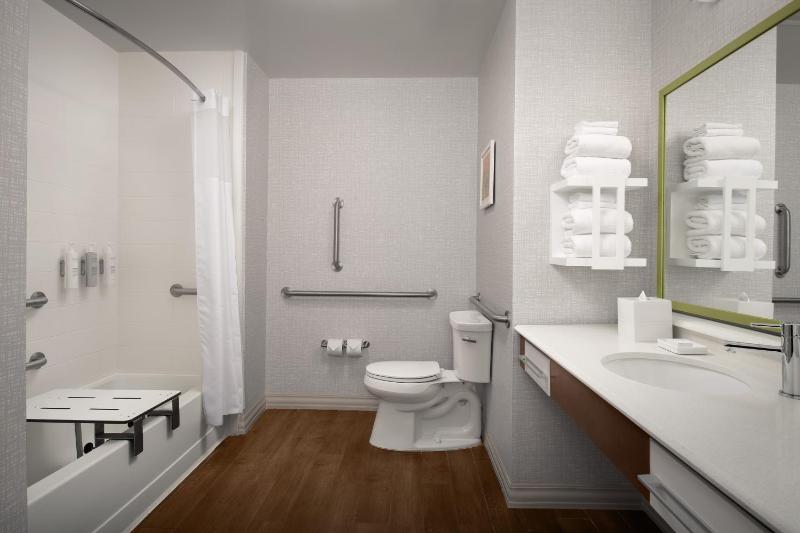 Queen Room with Two Queen Beds - Mobility Access/Non-Smoking image 2