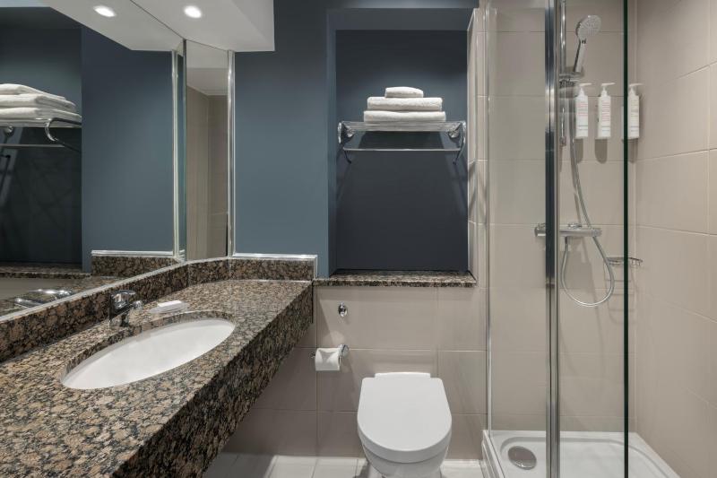 Renovated Double Room with Two Double Beds and Castle Park View image 2