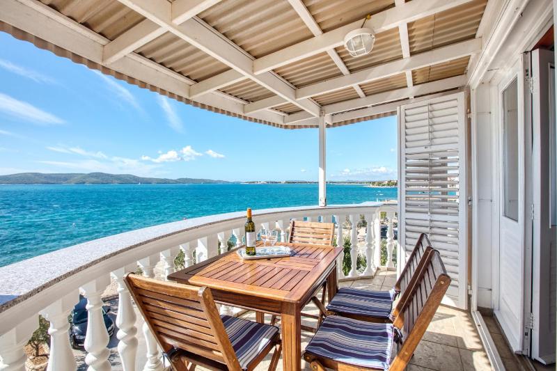 One-Bedroom Apartment with Terrace and Sea View image 4