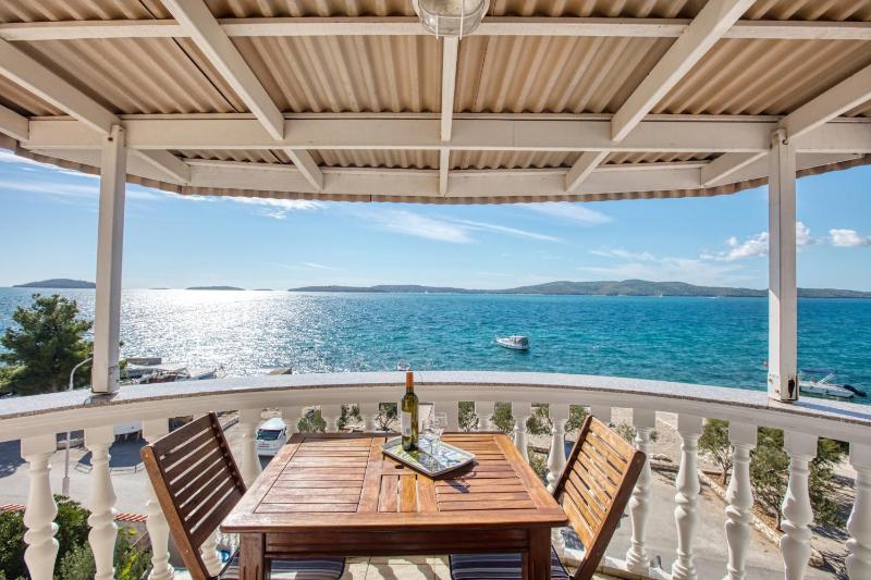 One-Bedroom Apartment with Terrace and Sea View image 3